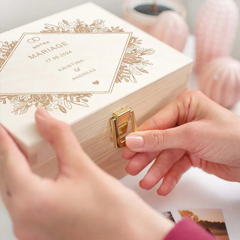 Boîte à souvenirs de mariage - Fleurs - Boîte de mariage personnalisée - Boîte en bois naturel, FSC®️ - Image 6